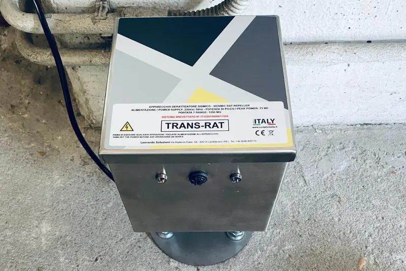 TRANS RAT installato: diffusore sismico professionale ancorato al pavimento